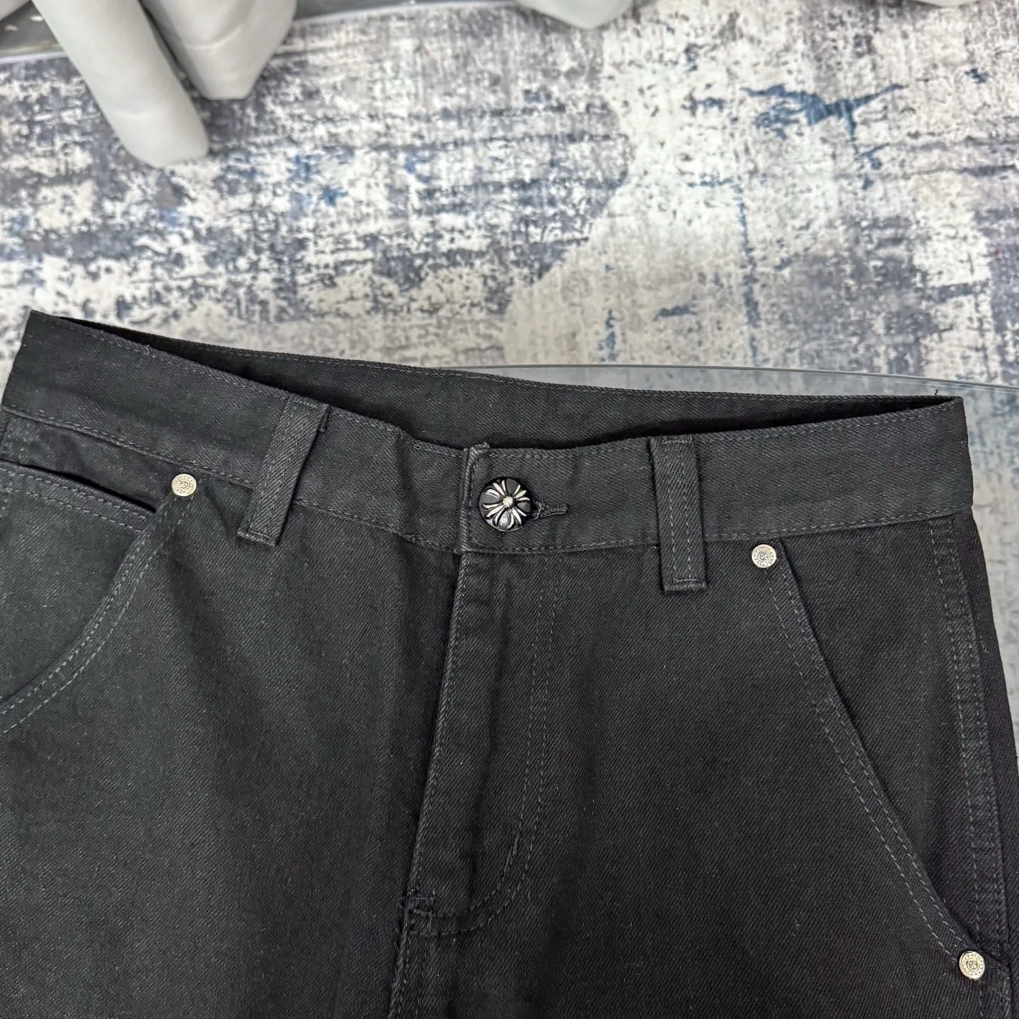 P260 Chrome Hearts Chrome Hearts black multi-element graffiti overalls Chrome Hearts clothing creative director Mattyboy Mattyboy, whose real name is Matt DiGiacomo, is a graffiti artist with a non-school background. He started to serve as the creative director of the Chrome Hearts clothing series in 2018. Since then, Chrome Hearts, which has been injected with young blood, has become popular again. Popular clothing and leather goods, especially the vintage trousers modified product line, must be pre-ordered in stores around the world. Especially patterns like Checker Ball, Checker Eyes and Smiling Lips. The fictional record company logo "SexRecords" often appears in his works, forming his unique style. "I hate humanity, but I love art. Before the end of my life, I just want to do my best to create." ----Matty Boy Mattyboy and vrigil Abloh are also very close. They are both ICONs who bring street culture into luxury accessories. Via.MattyBoy90 (IG) Size: 28/30/32/34/36 Waist: 69/74/79/84/89 Knee circumference: 50/51.5/53/54.5/56 Pants length: 102/104/106/108/110